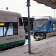 Gleiches Fahrzeug, anderes Land, anderer Betreiber: Stadler-Regioshuttle 1 im Bahnhof Liberec. Links ein Fahrzeug der deutschen "Die Länderbahn". Rechts ein Triebwagen der Tscechischen Bahnen. (ČD)