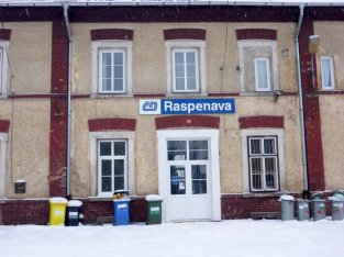 ... entlegenen Bahnhof Raspenava.