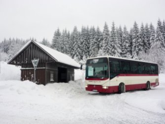 Geschafft! Trotz Schneefahrbahn hat der Bus sicher die Endstation an der Berghütte Smědava erreicht. (Fotos: Daniel Kortschak)